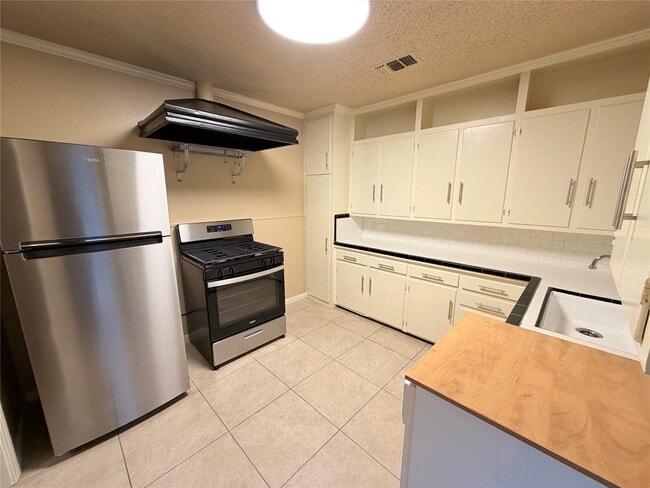 Building Photo - 6520 Weslayan St