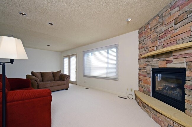 Building Photo - Wonderful 3 Bed 2 Bath Townhome in Little ...