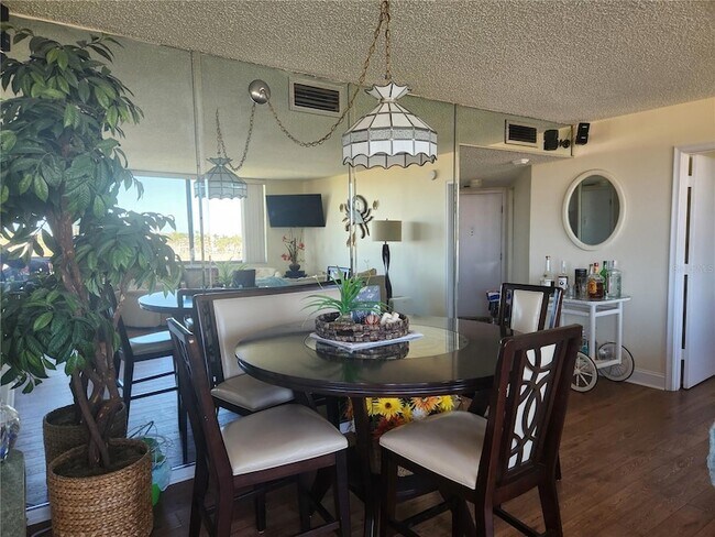 Foto del edificio - 6357 Bahia Del Mar Blvd S