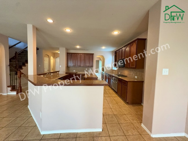 Building Photo - Elegant and Spacious 5-Bedroom Home for Lease in Fort Worth