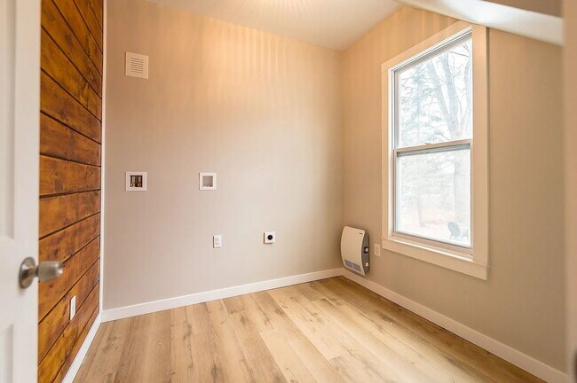 Foto del edificio - Beautiful 2-Bedroom Apartment – Quiet, Private Setting in Westbrook, Available September 1st