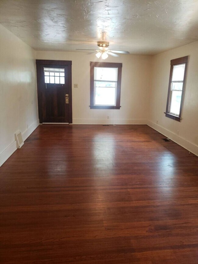 Building Photo - 2 BR House Near Lakeside Park