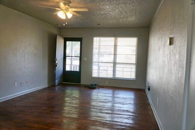 Sala de estar al frente - 609 General Senter Dr