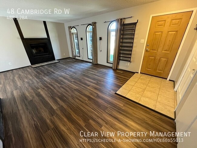 Building Photo - Charming and spacious fully detached, full...