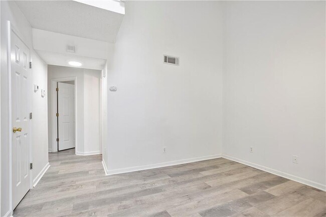 Foto del edificio - 6714 Lakewood Dr