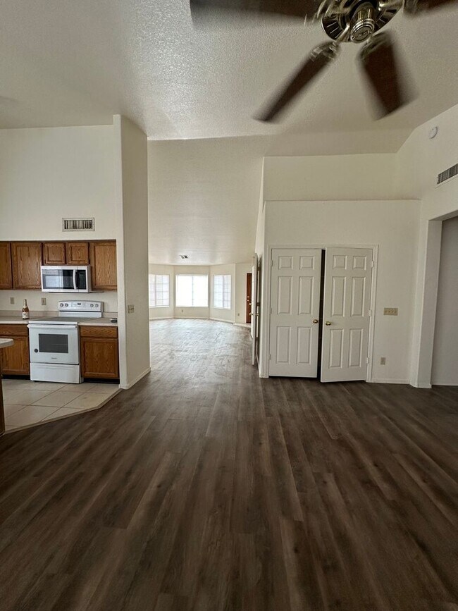 Foto del edificio - 3 BEDROOM HOME IN CHANDLER WITH FENCED POOL