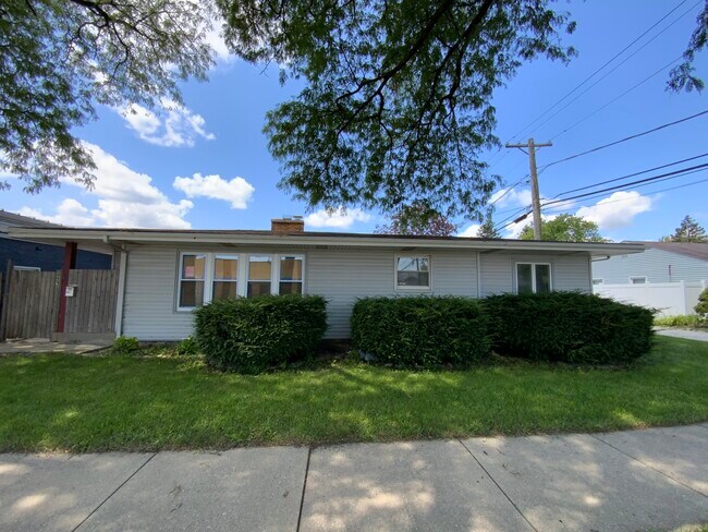Building Photo - 4642 Hawthorne Ave