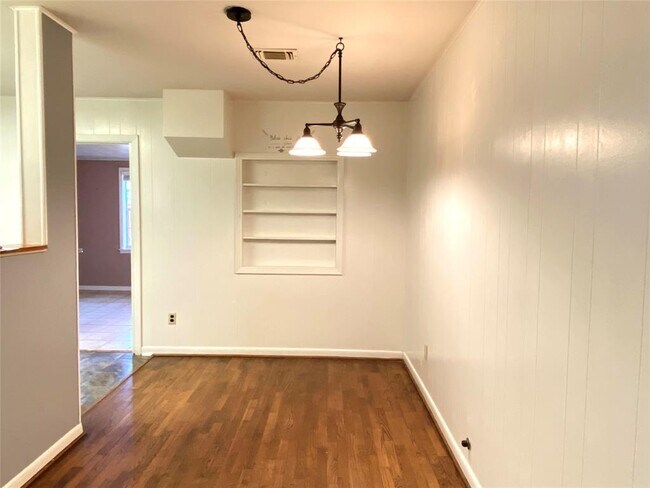 Building Photo - 426 Farm to Market 1093
