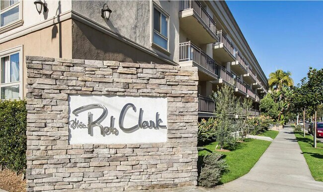 Building Photo - 141 S Clark Dr