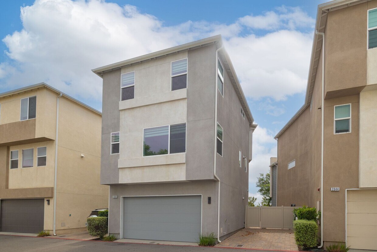 Foto principal - Beautifully Updated 3-Bedroom Detached hom...