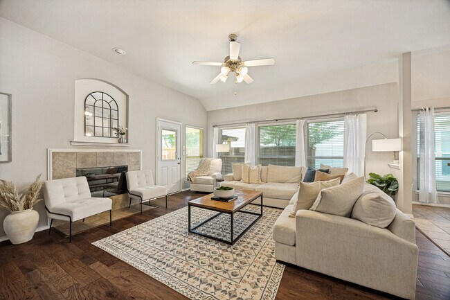 Foto del edificio - 9716 Hedge Bell Dr