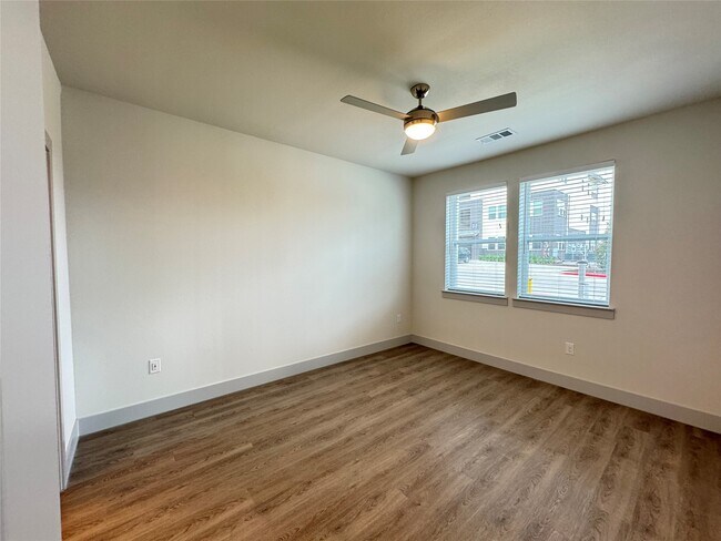 Foto del edificio - 29600 Ronald Reagan Blvd