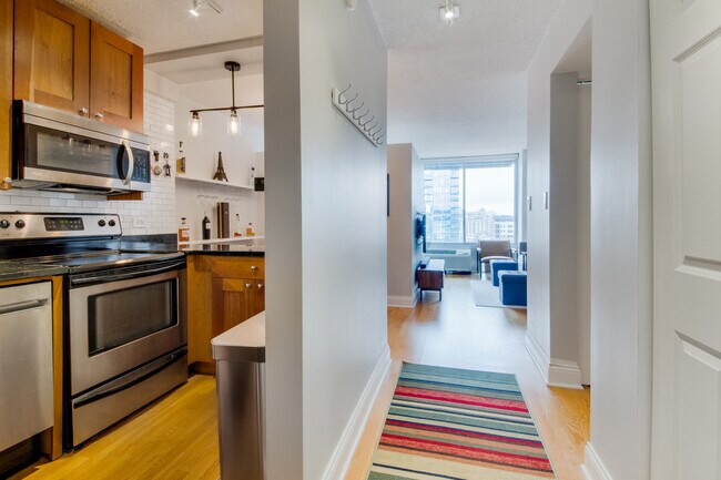 Building Photo - 450 W Briar Plz