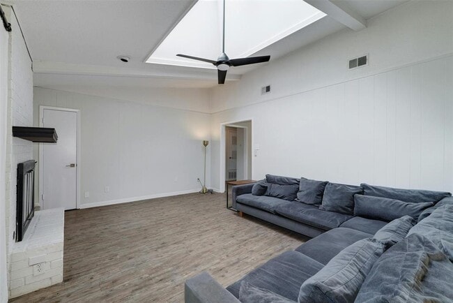 Foto del edificio - 8001 Ceberry Dr
