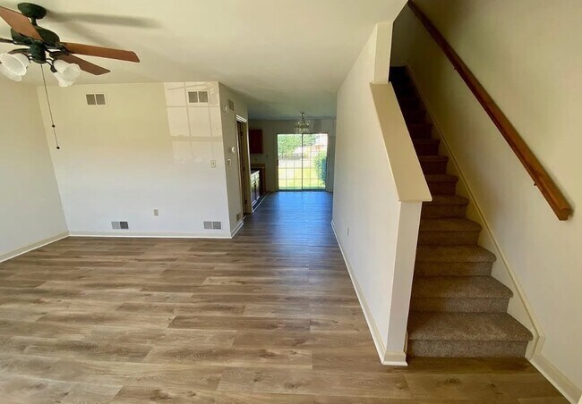Foto del edificio - 6605 Hollow Dr