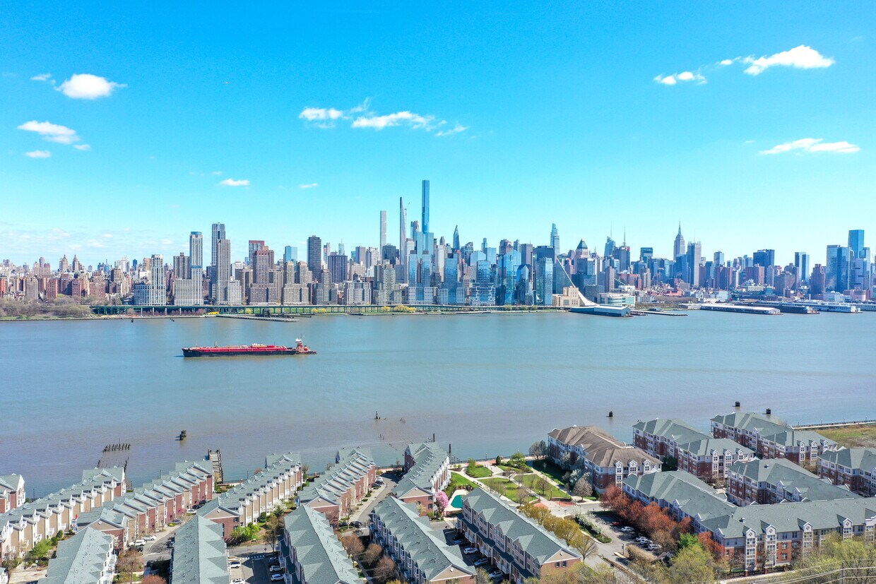 ENJOY NYC SKYLINE VIEW - 16 62nd St