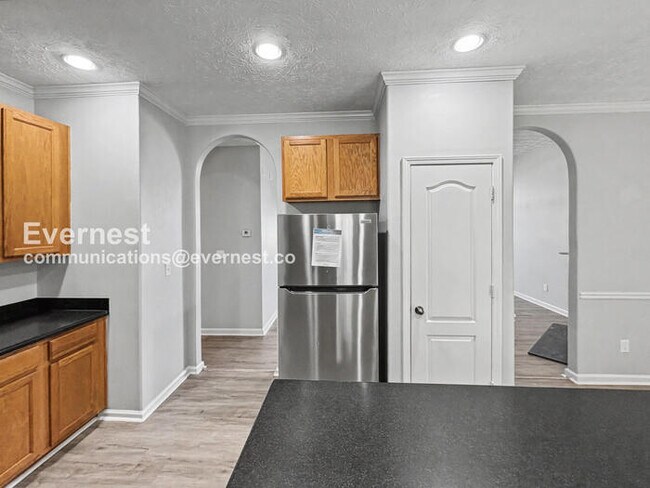 Foto del edificio - 4 Bed, 2 Bath Home with Garage / Pet-Friendly / Available Now!