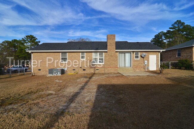 Building Photo - Northeast 3 Bedroom Ranch w/ Fenced Backyard