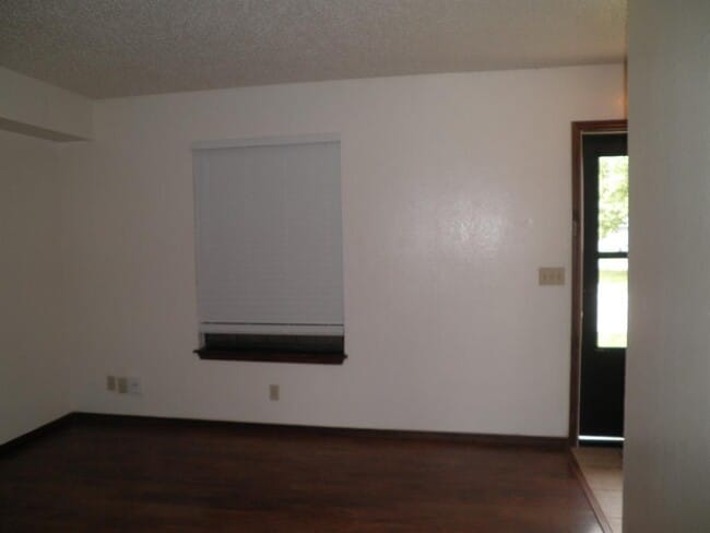 Building Photo - 226 Skylark Ct