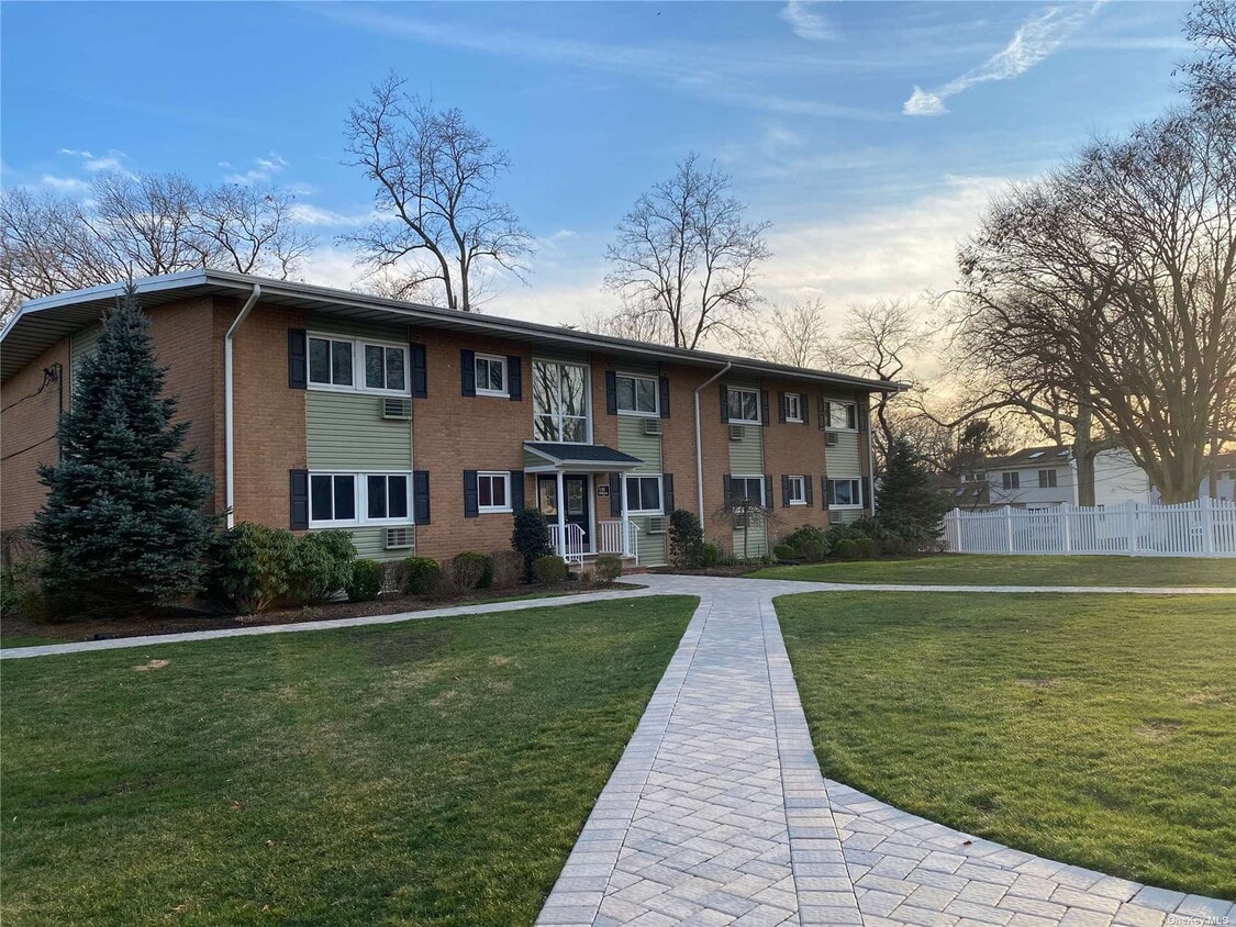 33 Mildred Pl Unit 1E, Babylon, NY 11703 Room for Rent in Babylon, NY