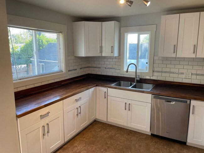 Building Photo - Light bright 3bed 1bath house with huge ya...
