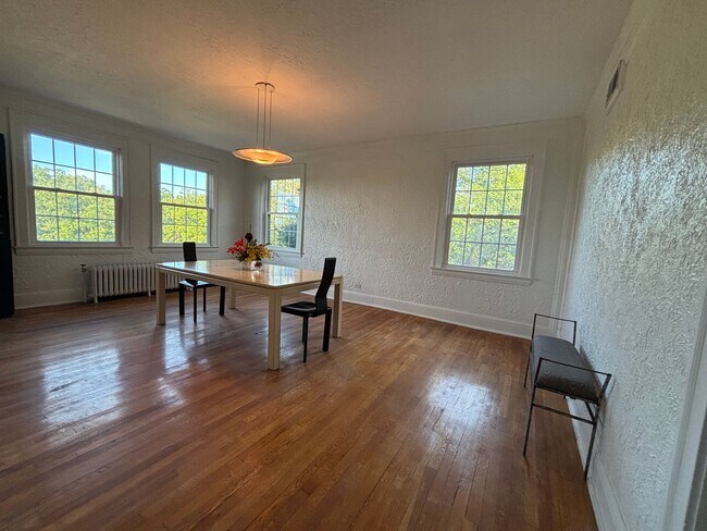 Foto del edificio - Vintage Beauty, Modern Living – Historic Condo Awaits!