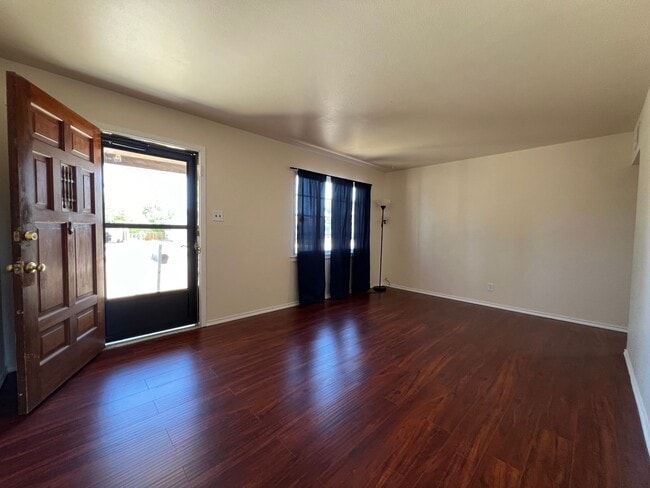 Building Photo - 3 Bedroom/2 Bath, Water Paid. Near Hospita...