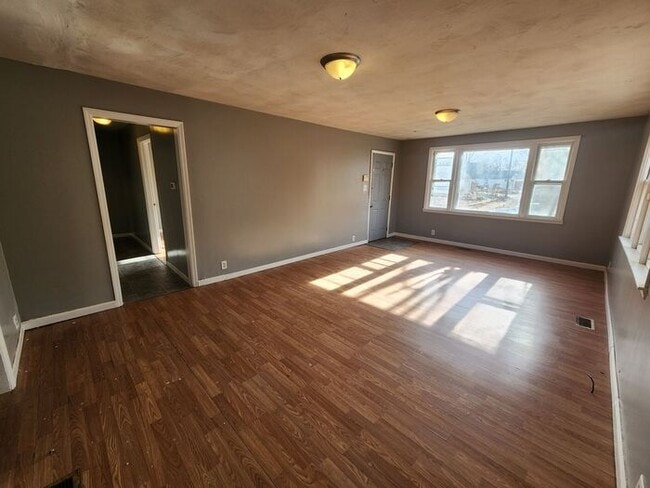 Building Photo - Large 3 Bedroom House - Pets Welcome!!