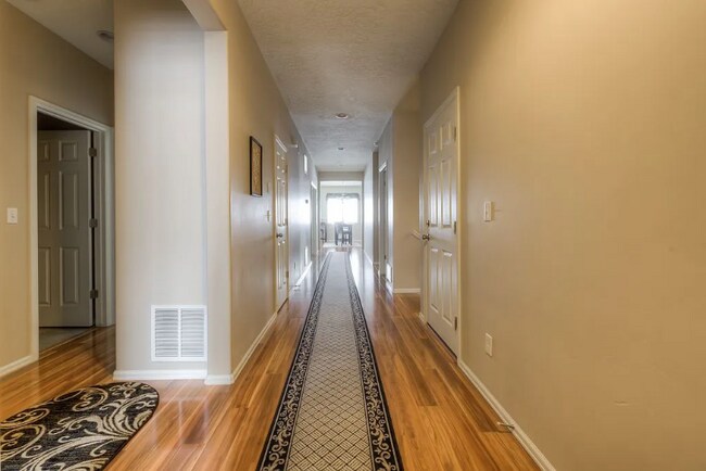 Foto del edificio - 3327 Falcon Way