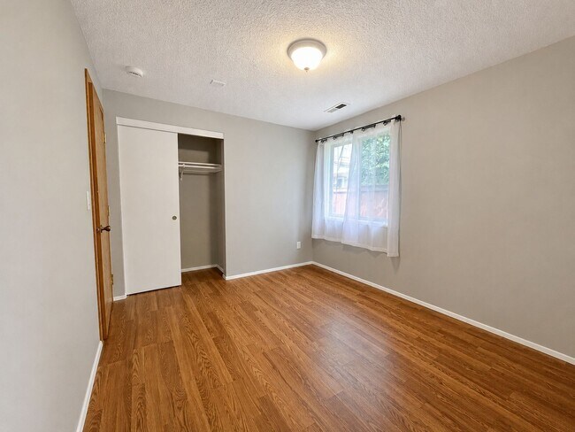 Building Photo - Pardee Duplex (A &amp; B)