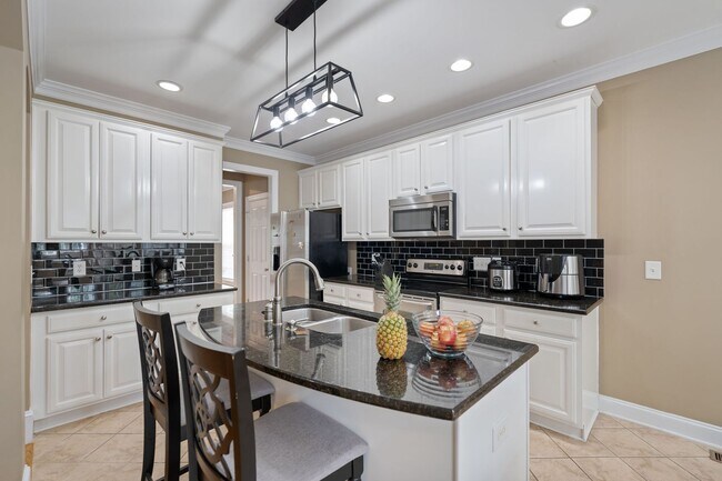 Foto del edificio - Beautiful Home with Fenced Yard & Prime Lo...