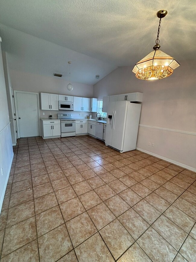 Foto del edificio - Beautiful Home in the Heart of Clermont – Prime Location!