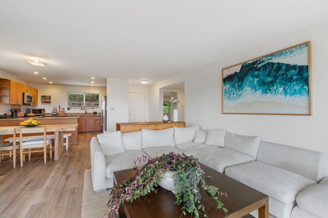 Building Photo - Stunning Lake View Townhome – 3 Bed, 2 Bat...