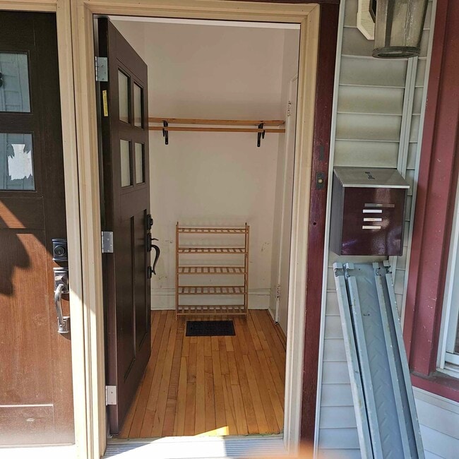 Vestíbulo de entrada principal con armarios - 4816 W Berteau Ave