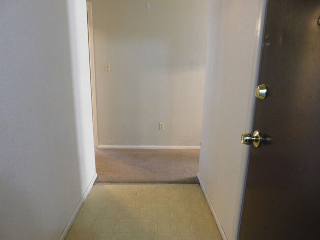 Building Photo - 805 E Cedar Ct
