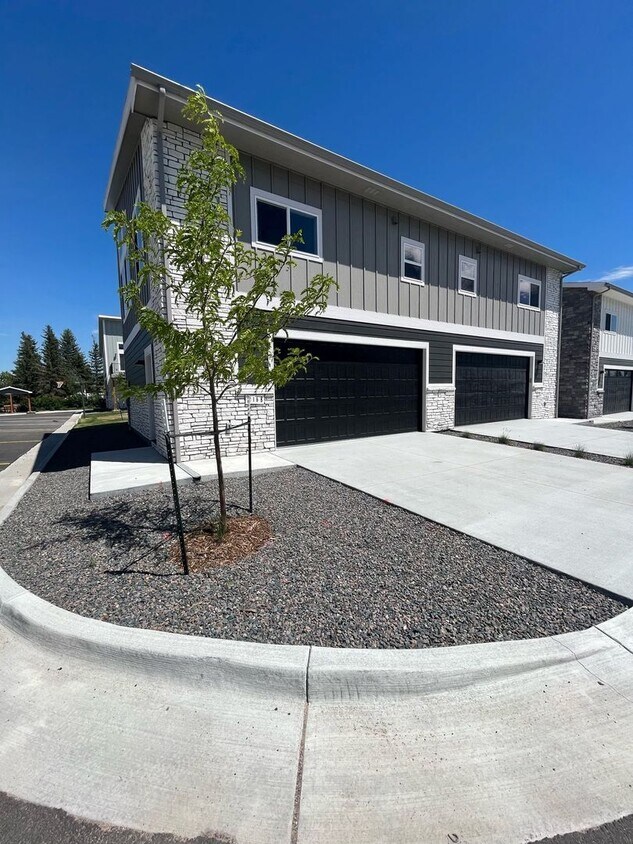 Foto principal - MODERN 1 BEDROOM, 1 BATHROOM TWINHOME WITH...