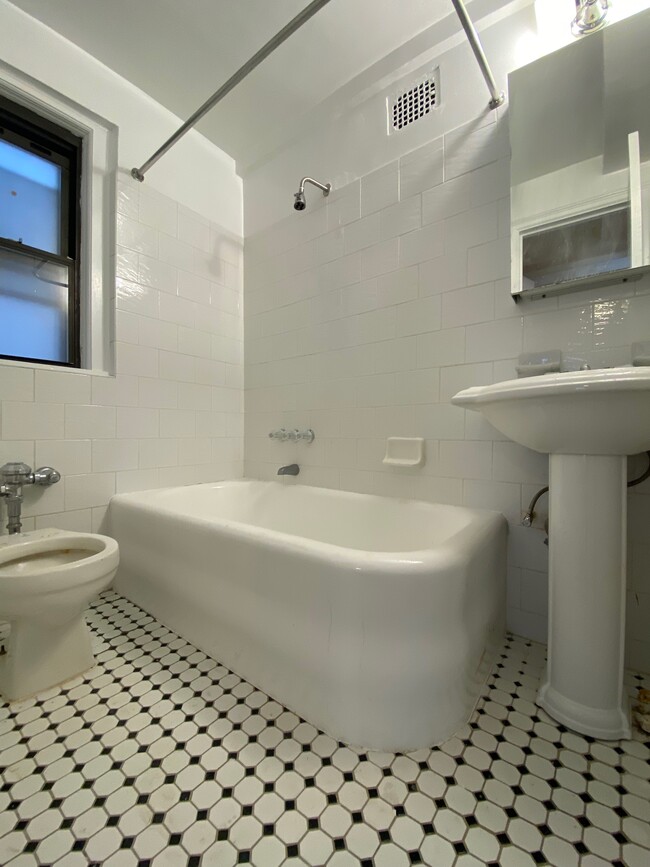 BATHROOM - 337 Bleecker St