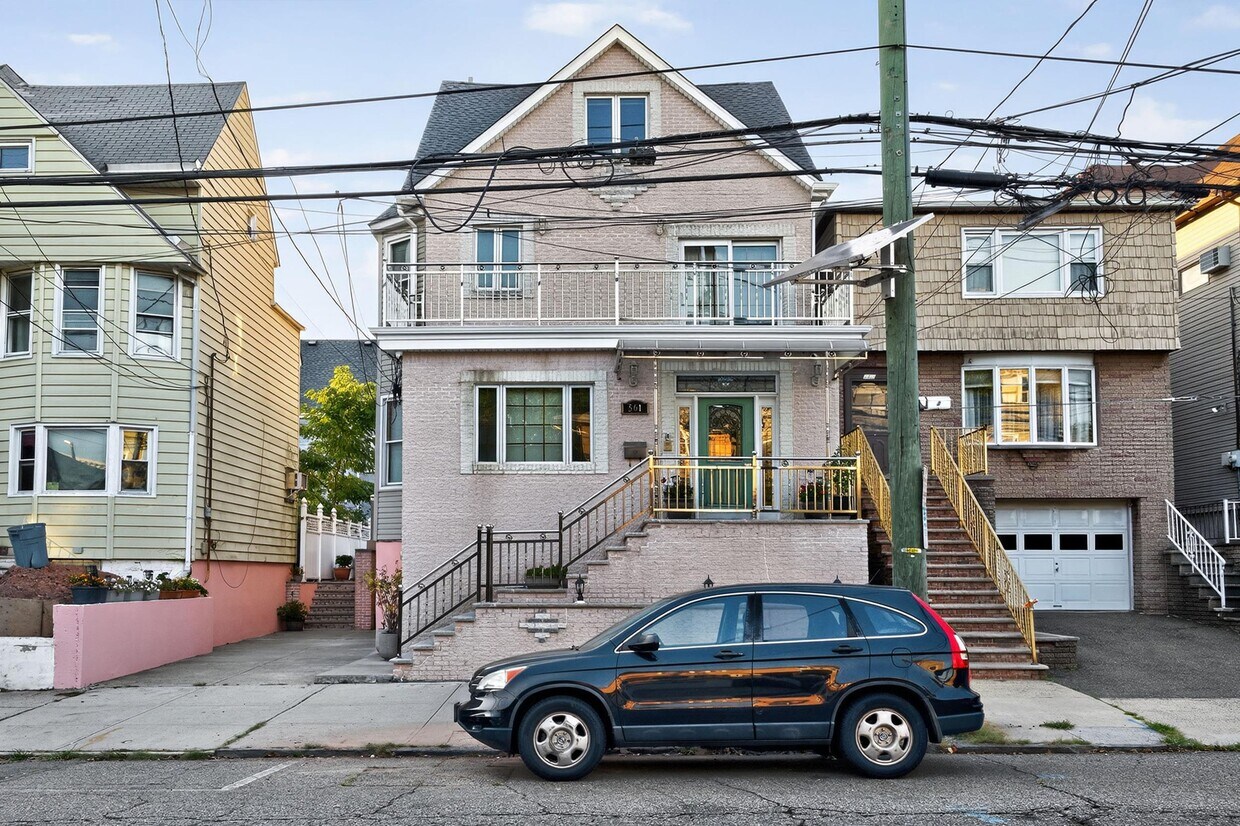 Foto principal - 561 Ave E