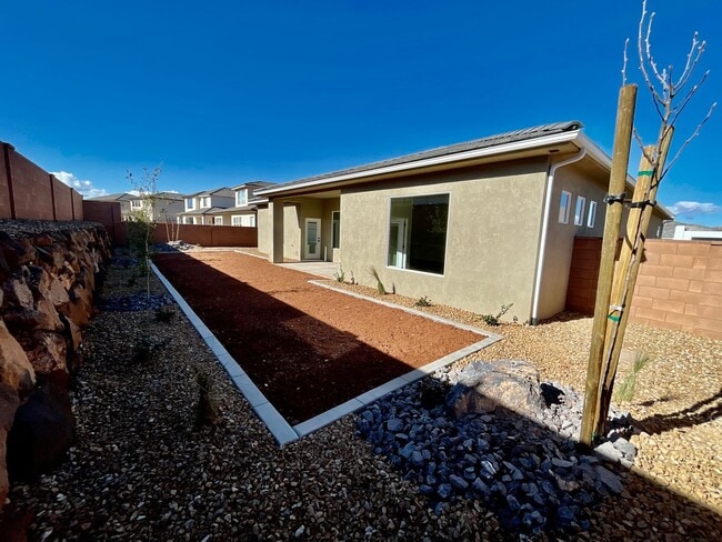 Building Photo - BRAND NEW Three Bedroom Home in Desert Cliffs
