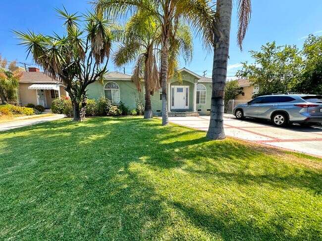 Foto del edificio - 8026 Hinds Ave