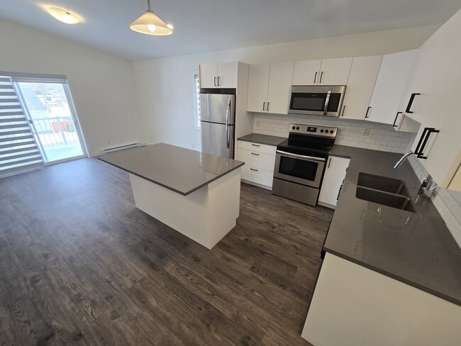 Building Photo - 69 Fermor Ave