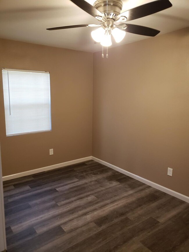 Building Photo - Newly remodeled 2 bed, 1 bath Duplex