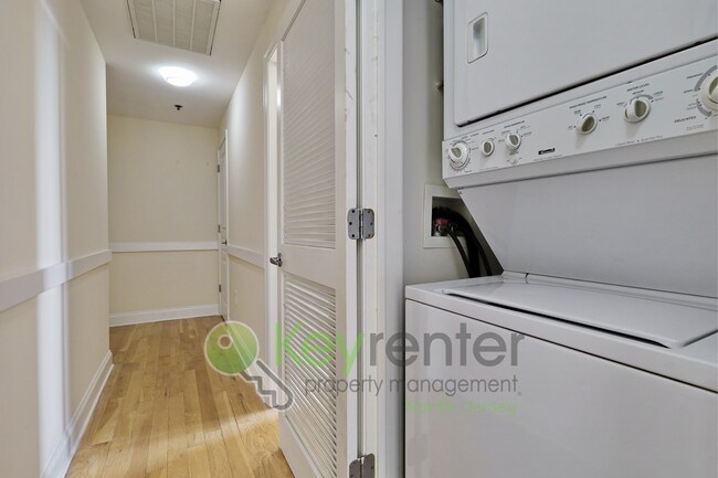 Foto del edificio - Top-Floor 2BR/2BA Condo with NYC Views + P...