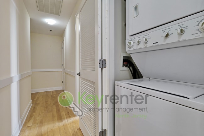 Building Photo - Top-Floor 2BR/2BA Condo with NYC Views + P...