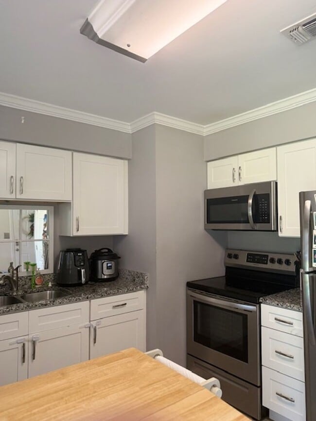 Building Photo - Charming Navarre Home on Nearly Half an Acre