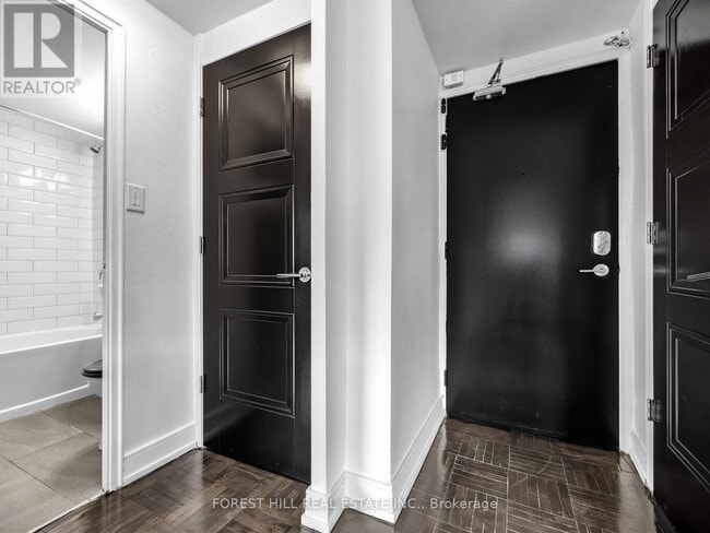 Building Photo - 70 Spadina Rd