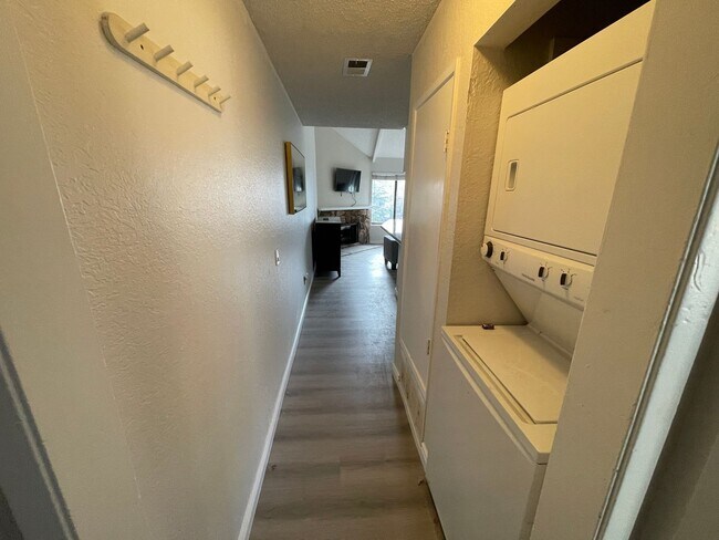 Foto del edificio - Lovely 2 Bedroom 2 Bathroom Condo in Bould...