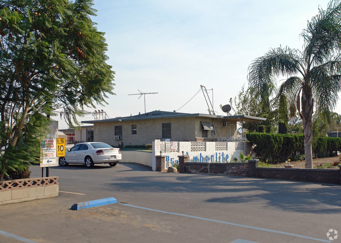 Foto del edificio - 836 Hamner Ave