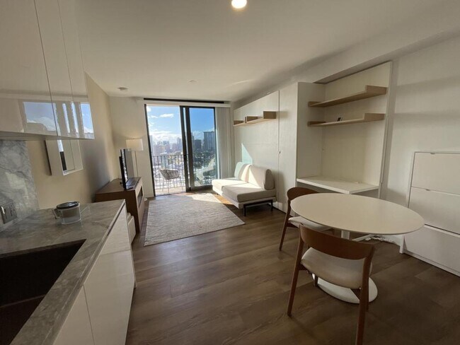 Building Photo - 987 Queen St #2609