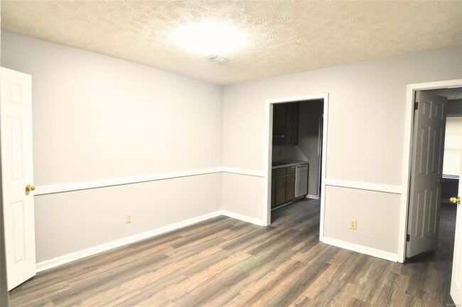 Building Photo - 165 E 6th St